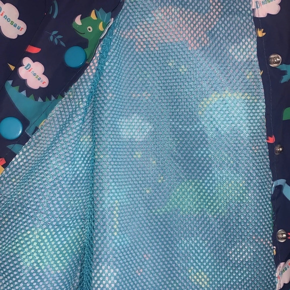 Boys 4T-5T raincoat like new - Picture 4 of 5